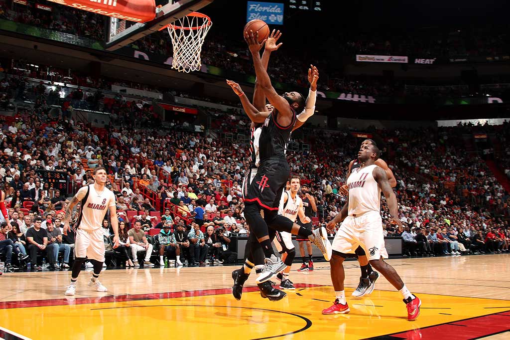 James Harden melakukan lay up pada lanjutan laga NBA di AmericanAirlines Arena, Miami, Florida, Rabu (18/1/2017). 