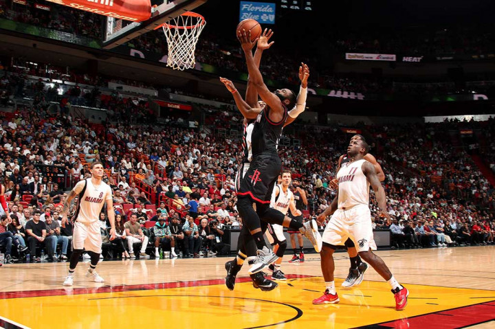 James Harden melakukan lay up pada lanjutan laga NBA di AmericanAirlines Arena, Miami, Florida, Rabu (18/1/2017). 