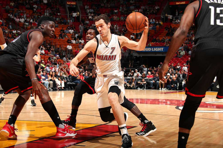 Sementara itu point guard Goran Dragic mencetak poin tertinggi untuk Heat dengan 21 poin, 8 rebound dan 8 assist.