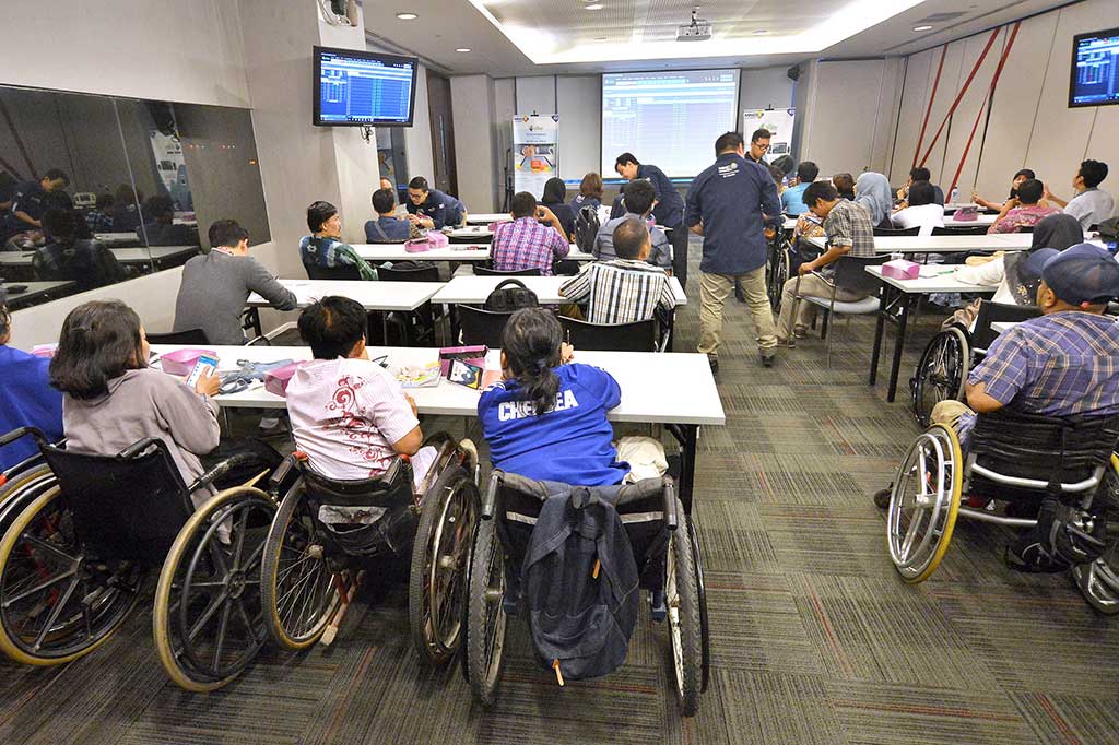 Penyandang disabilitas dari Yayasan Difabel Mandiri Indonesia (YDMI) mengikuti Sekolah Pasar Modal bagi Difabel di Bursa Efek Indonesia, Jakarta, Rabu (18/1/2017).
