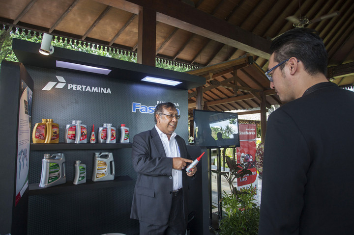 Wakil Direktur Utama Pertamina, Ahmad Bamban (kiri) menunjukkan salah satu produk dari Pertamina saat acara Pertamina International Learning Conference bertajuk 'Leading From ASEAN: From Awareness To Action' di Yogyakarta, Rabu (18/1/2017).