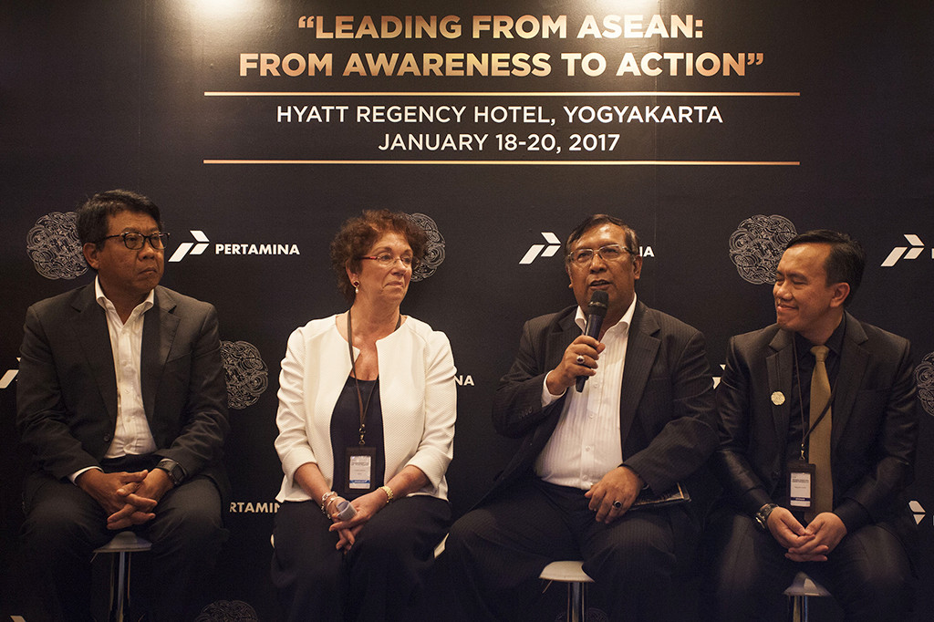 Wakil Direktur Utama Pertamina, Ahmad Bamban (kiri) menunjukkan salah satu produk dari Pertamina saat acara Pertamina International Learning Conference bertajuk 'Leading From ASEAN: From Awareness To Action' di Yogyakarta, Rabu (18/1/2017).