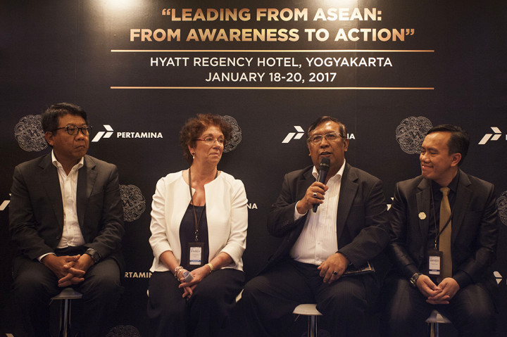 Wakil Direktur Utama Pertamina, Ahmad Bamban (kiri) menunjukkan salah satu produk dari Pertamina saat acara Pertamina International Learning Conference bertajuk 'Leading From ASEAN: From Awareness To Action' di Yogyakarta, Rabu (18/1/2017).