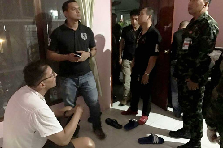 Zdenek Pfeifer (kiri) diinterogasi polisi Thailand setelah ditangkap di apartemennya di Pulau Phuket, Selasa. 