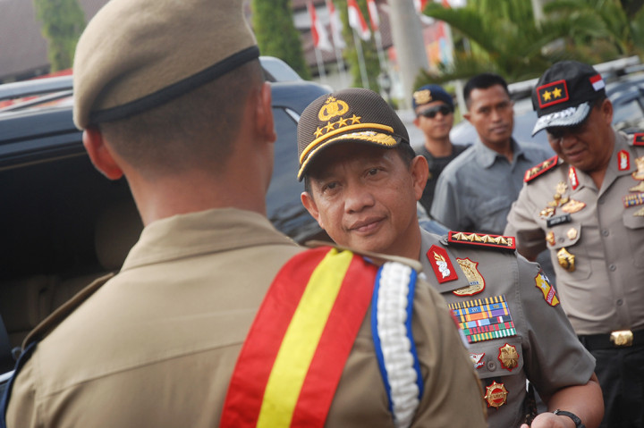 Kapolri Jenderal Tito Karnavian disambut seorang Praja, saat tiba di Kampus IPDN Jatinangor untuk memberikan Kuliah Umum.