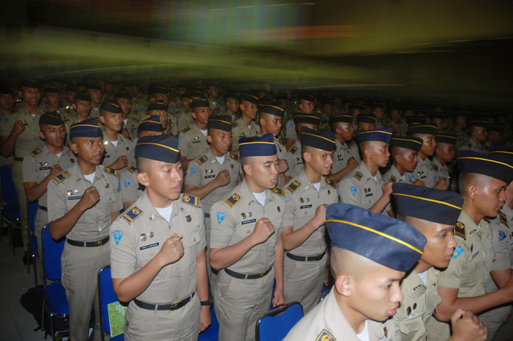 Praja menyambut kedatangan Kapolri Jenderal Tito Karnavian bersama Mendagri Tjahjo Kumolo, saat tiba di Kampus IPDN Jatinangor untuk memberikan Kuliah Umum Kebhinekaan dan Demokrasi di Era Globalisasi.