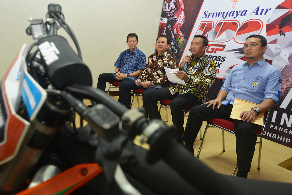 Menpora Imam Nahrawi (kedua kanan) didampingi Ketua Ikatan Motor Indonesia Sadikin Aksa (kanan), Direktur Utama Sriwijaya Air Chandra Lie (kedua kiri) dan Sekda Provinsi Bangka Belitung Yan Megawandi memberikan keterangan pers terkait kejuaraan Motocross Grand Prix (MXGP) 2017.