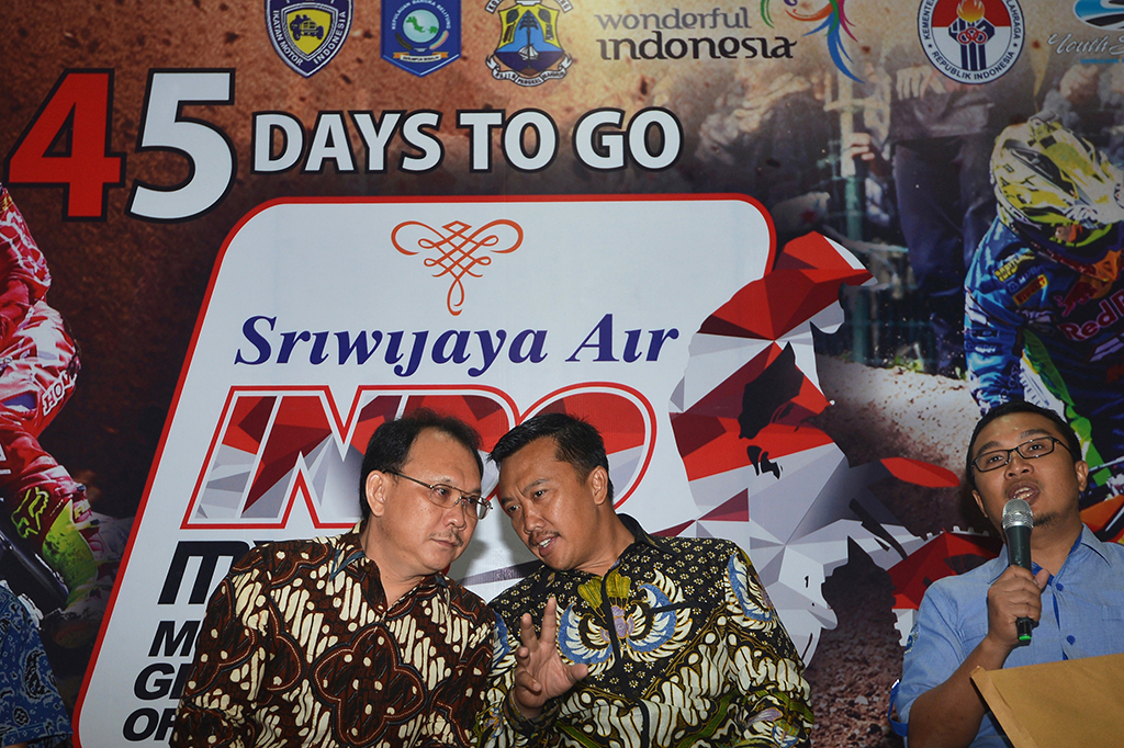 Menpora Imam Nahrawi (tengah) didampingi Ketua Ikatan Motor Indonesia Sadikin Aksa (kanan) dan Direktur Utama Sriwijaya Air Chandra Lie memberikan keterangan pers terkait kejuaraan Motocross Grand Prix (MXGP) 2017.