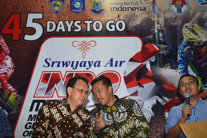 Menpora Imam Nahrawi (tengah) didampingi Ketua Ikatan Motor Indonesia Sadikin Aksa (kanan) dan Direktur Utama Sriwijaya Air Chandra Lie memberikan keterangan pers terkait kejuaraan Motocross Grand Prix (MXGP) 2017.
