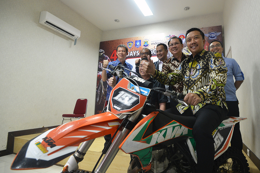Menpora Imam Nahrawi (kedua kanan) menaiki motocross.