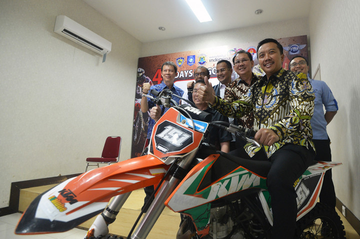 Menpora Imam Nahrawi (kedua kanan) menaiki motocross.