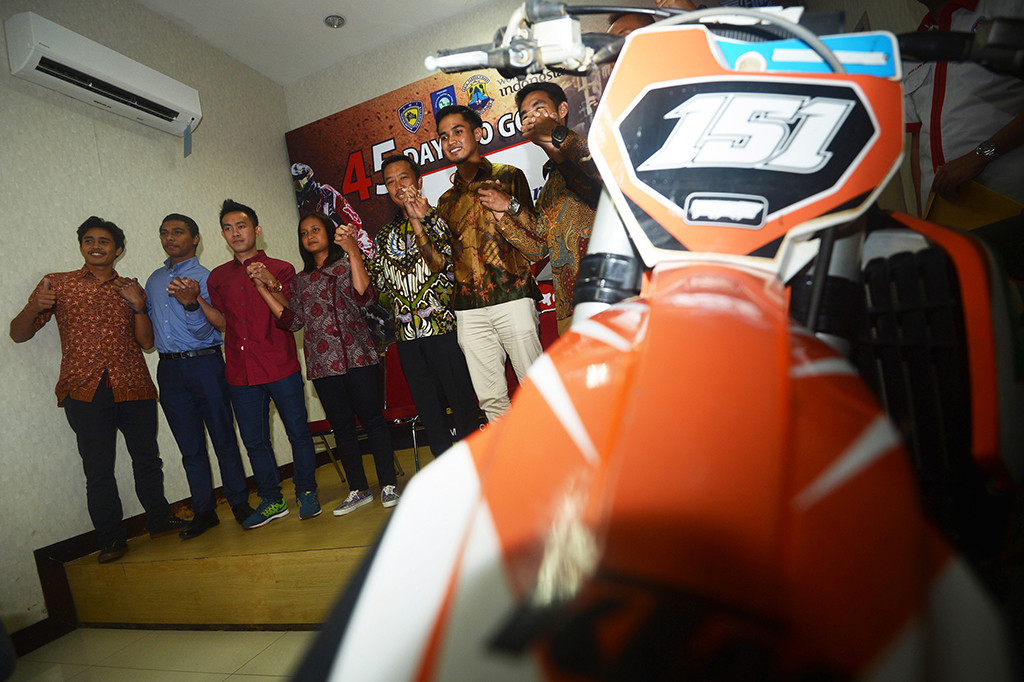 Menpora Imam Nahrawi (ketiga kanan) berfoto bersama pebalap usai memberikan keterangan pers terkait kejuaraan Motocross Grand Prix (MXGP) 2017.