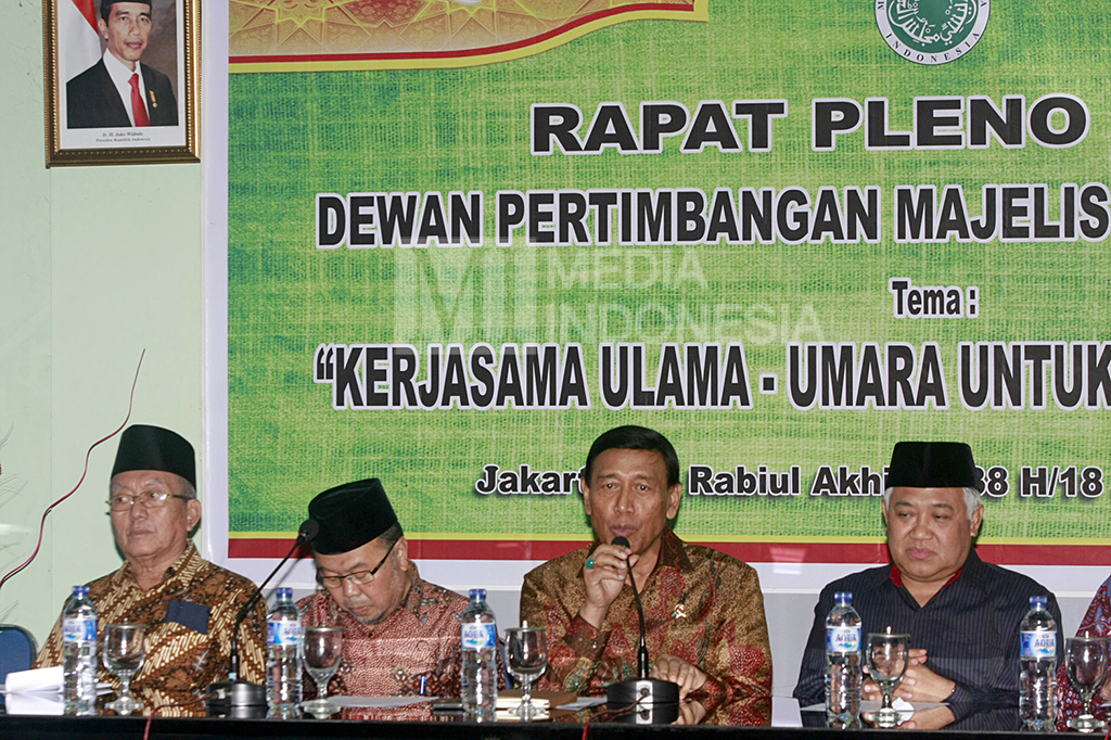 Menkopolhukam Wiranto hadir dalam rapat pleno tersebut.