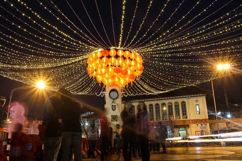Jelang Imlek, Pasar Gede Solo Dihiasi Ribuan Lampion
