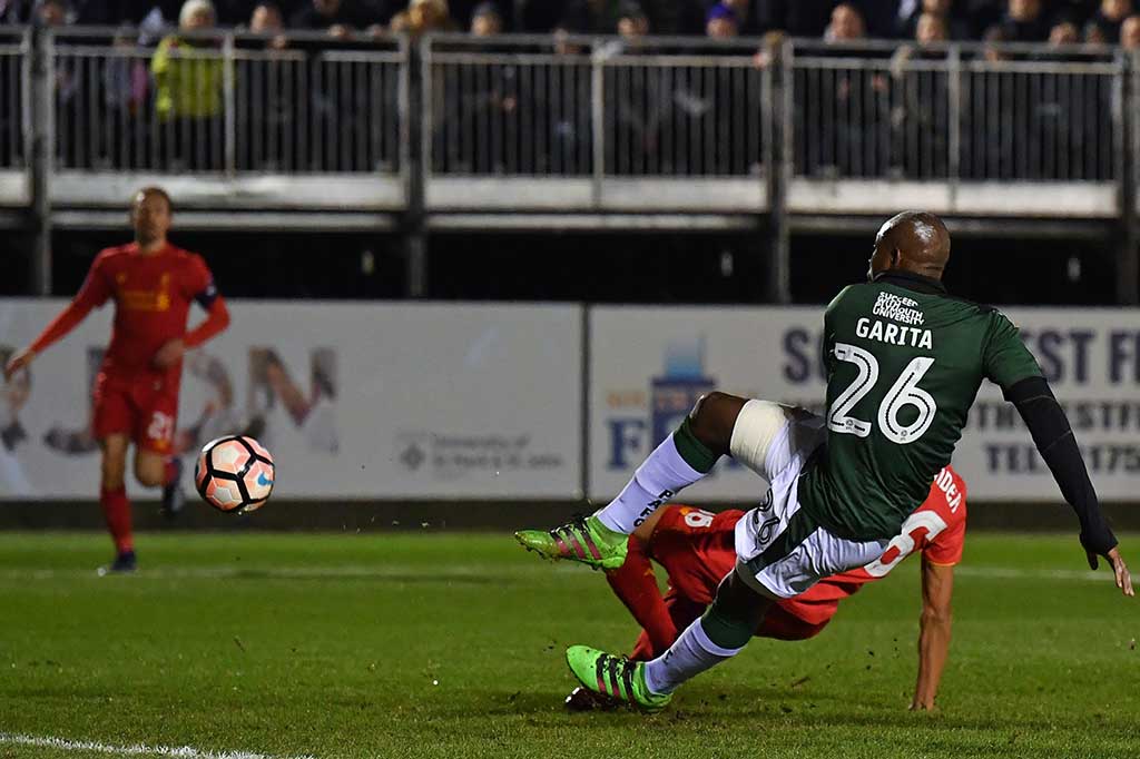 Tuan rumah berusaha menyamakan kedudukan, namun peluang striker Paul Garita belum menemui sasaran.