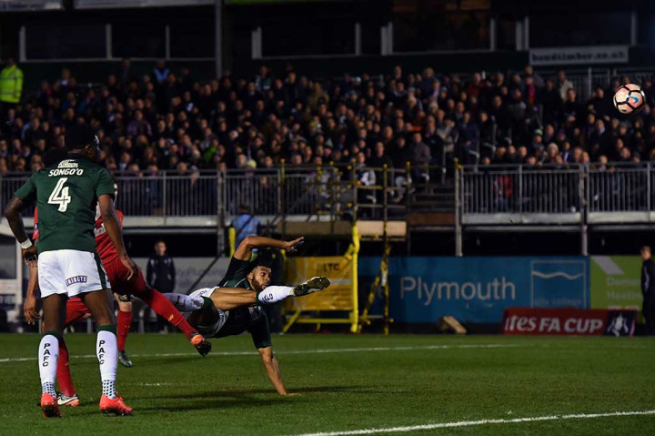 Menit ke-75 Plymouth mendapat peluang, namun tendangan first time Jake Jervis masih membentur tiang gawang yang dijaga Loris Karius.