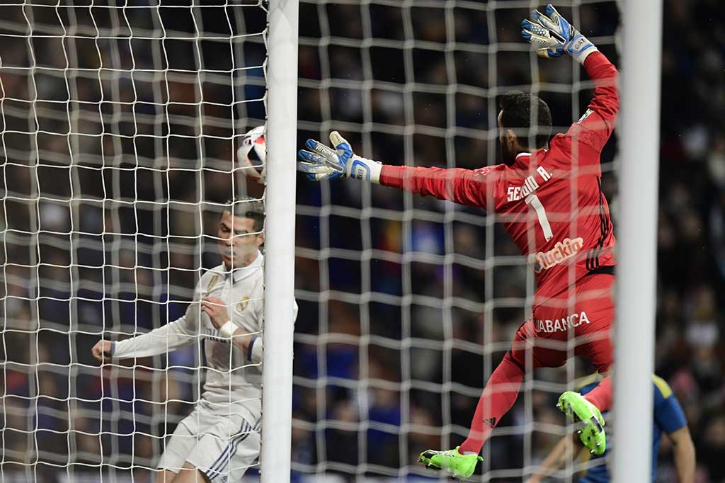 Tuan rumah berpeluang membuka skor, namun sundulan Cristiano Ronaldo masih mampu ditepis kiper Celta Vigo Sergio Alvarez. Skor 0-0 bertahan hingga jeda.