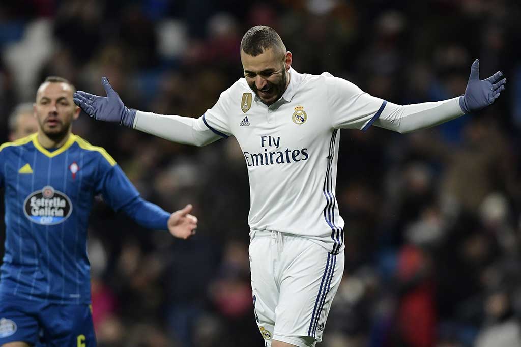 Pemain depan Madrid Karim Benzema tidak dapat menyembunyikan kekecewaan setelah sepakannya masih jauh dari gawang lawan.