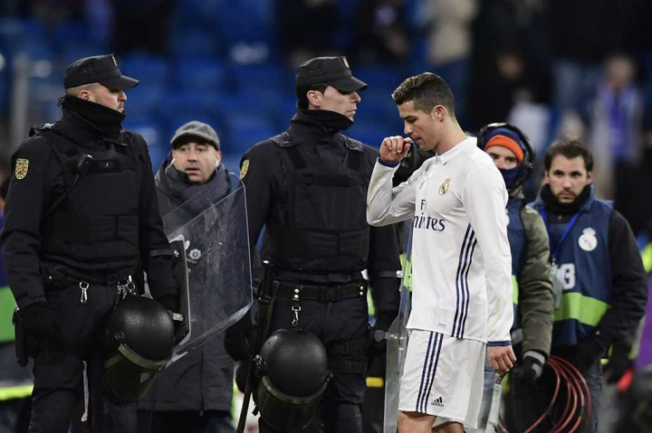 Ronaldo tertunduk lesu saat meninggalkan lapangan.