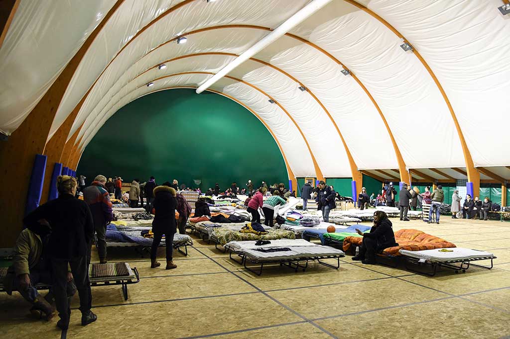 Puluhan warga Montereale mengungsi di sebuah tenda di lapangan olahraga.