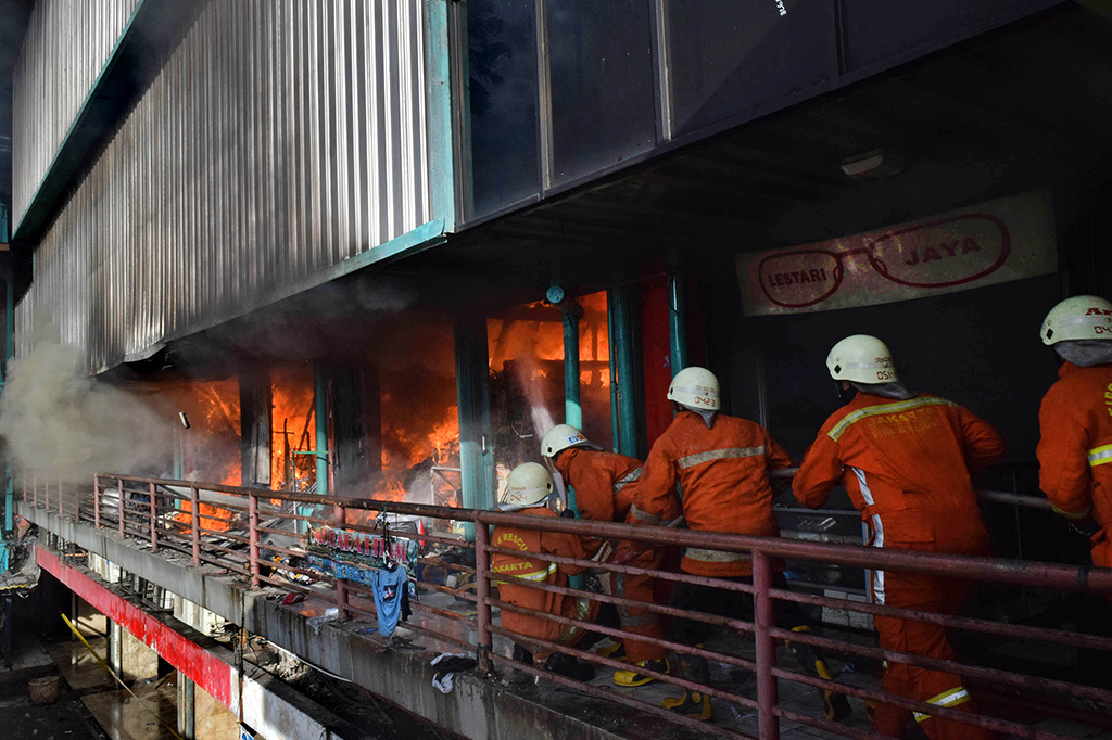 Petugas berusaha memadamkan api saat kebakaran di Blok I dan Blok II Pasar Senen, Jakarta Pusat.