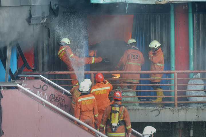 Petugas berusaha memadamkan api saat kebakaran di Blok I dan Blok II Pasar Senen, Jakarta Pusat.