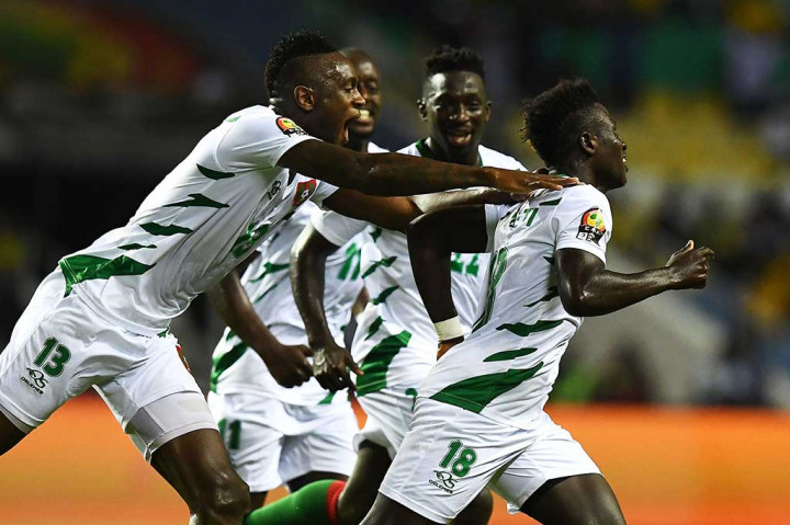 Kamerun tertinggal terlebih dahulu lewat gol indah Piqueti pada menit ke-13. Skor 1-0 bertahan hingga jeda.