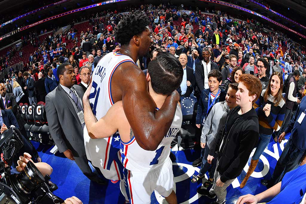 Embiid merayakan kemenangan timnya bersama TJ McConnell.