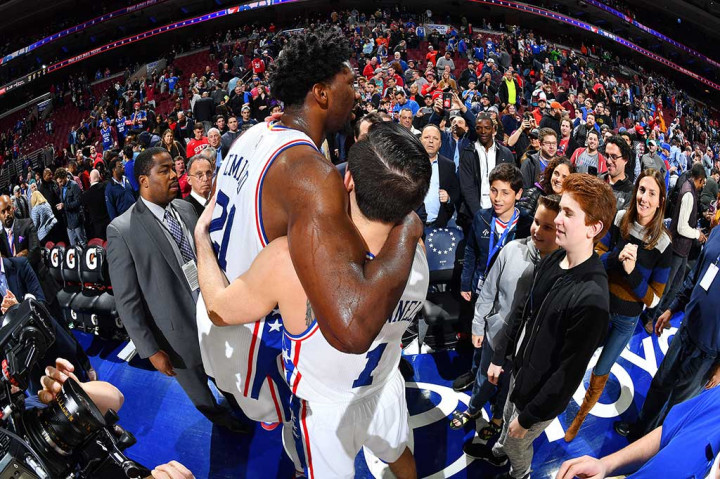 Embiid merayakan kemenangan timnya bersama TJ McConnell.