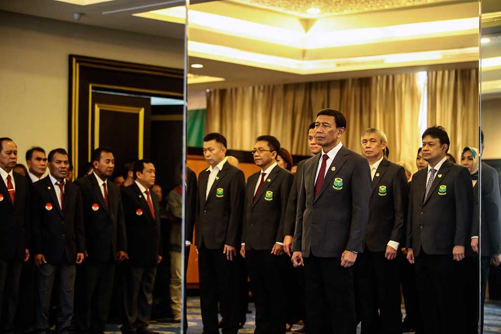 Ketua Umum PP PBSI Wiranto (tengah) bersama sejumlah jajaran pengurus PBSI mengikuti upacara pelantikan pengurus PP PBSI masa bakti 2016-2020 di Jakarta, Kamis