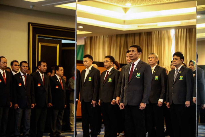 Ketua Umum PP PBSI Wiranto (tengah) bersama sejumlah jajaran pengurus PBSI mengikuti upacara pelantikan pengurus PP PBSI masa bakti 2016-2020 di Jakarta, Kamis