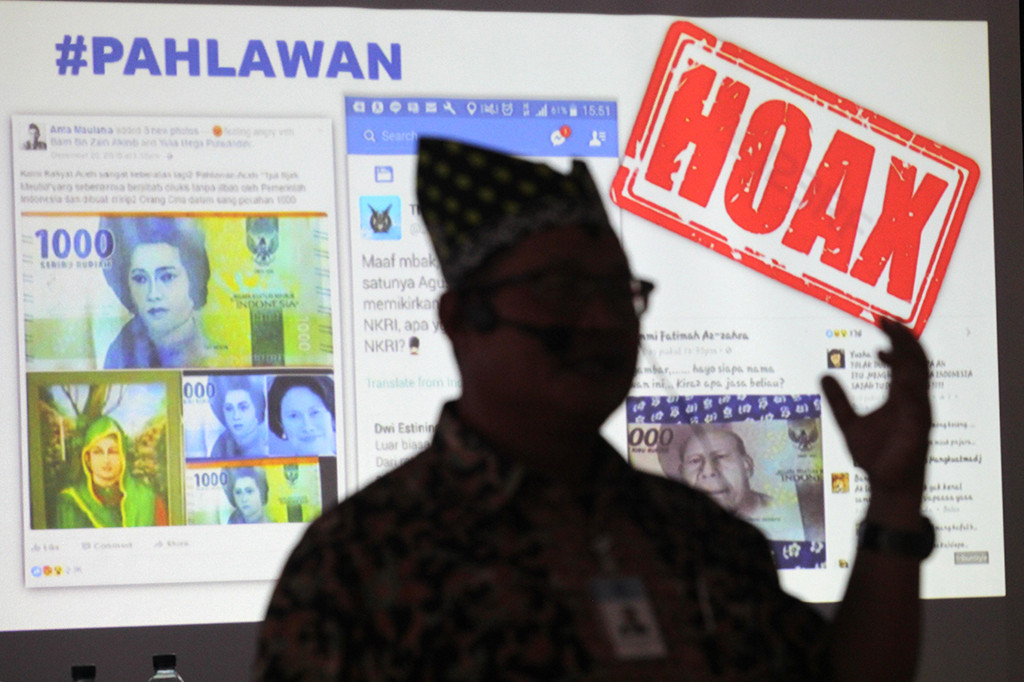 Kepala Perwakilan Bank Indonesia (BI) Jember Achmad Bunyamin mensosialisasikan uang rupiah desain baru di Kantor Bupati Banyuwangi, Jawa Timur.