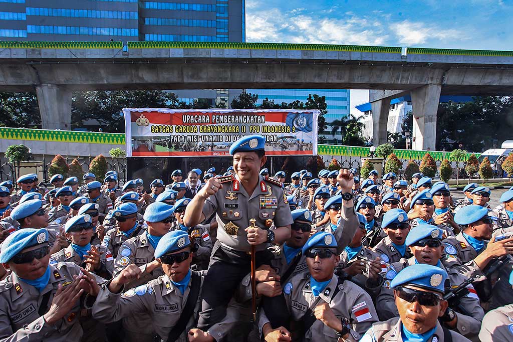 Kapolri Jenderal Tito Karnavian dipanggul anggota Satgas Garuda Bhayangkara II FPU Indonesia IX usai upacara pemberangkatan di Lapangan Baharkam Mabes Polri, Jakarta, Kamis (19/1/2017).