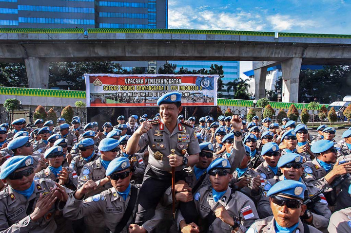 Kapolri Jenderal Tito Karnavian dipanggul anggota Satgas Garuda Bhayangkara II FPU Indonesia IX usai upacara pemberangkatan di Lapangan Baharkam Mabes Polri, Jakarta, Kamis (19/1/2017).