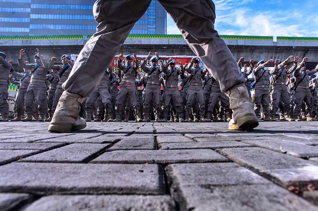 Anggota Satgas Garuda Bhayangkara II FPU Indonesia IX memperagakan yel usai upacara pemberangkatan di Lapangan Baharkam Mabes Polri, Jakarta
