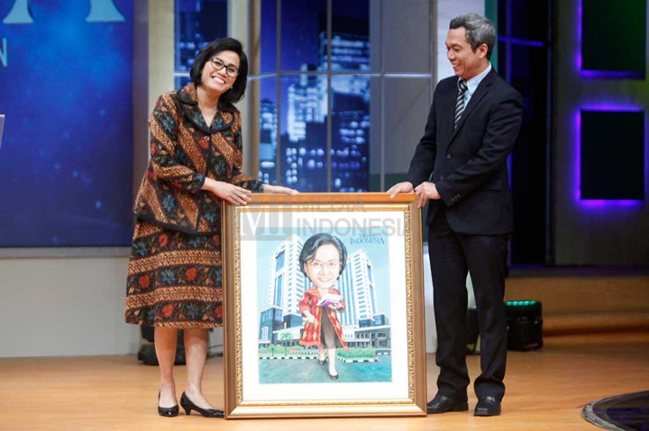 Menkeu Sri Mulyani menerima cindera mata yang diberikan Direktur Pemberitaan Media Indonesia Usman Kansong seusai acara kuliah umum Menteri Keuangan dalam rangka HUT ke-47 Media Indonesia.