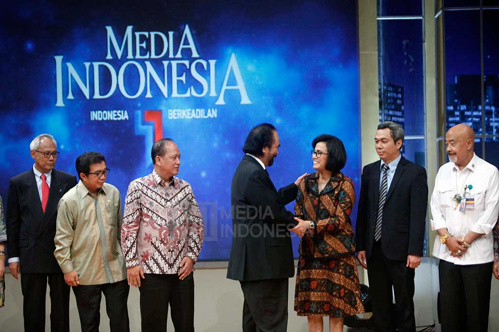 Chairman Media Group Surya Paloh (tengah) bersama Menkeu Sri Mulyani (ketiga kanan), Menteri Riset, Teknologi dan Pendidikan Tinggi Mohammad Nasir (ketiga kiri), Ketua Dewan Komisioner Otoritas Jasa Keuangan Muliaman Hadad (kedua kiri), bersama jajaran direksi Media Group, seusai acara kuliah umum Menteri Keuangan dalam rangka HUT ke-47 Media Indonesia. 