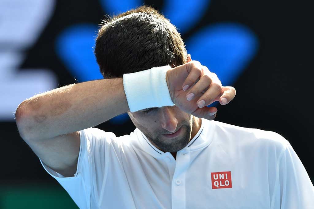 Novak Djokovic harus memeras keringat saat menghadapi petenis wild card asal Uzbekistan Denis Istomin di babak kedua Australia Terbuka, Kamis.