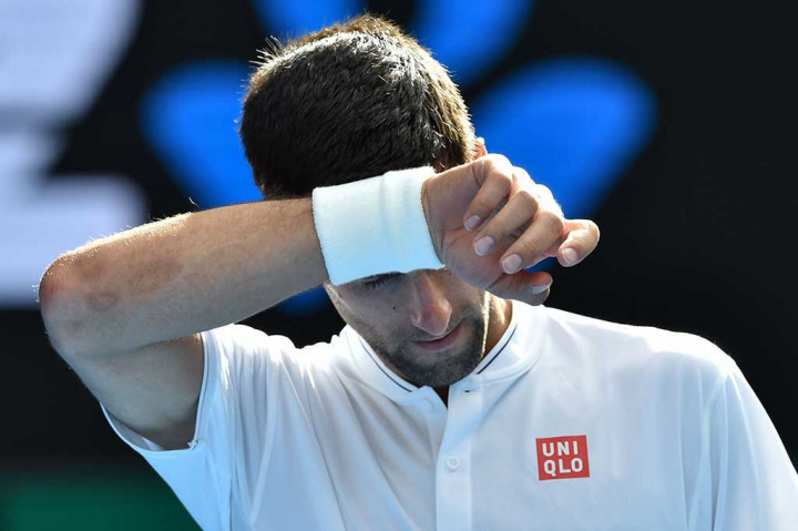 Novak Djokovic harus memeras keringat saat menghadapi petenis wild card asal Uzbekistan Denis Istomin di babak kedua Australia Terbuka, Kamis.