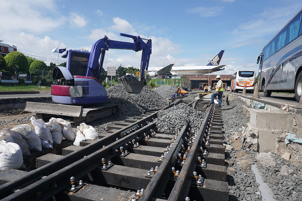 Pekerja PT Kereta Api Indonesia (KAI) menyelesaikan pembangunan rel kereta api bandara Soekarno-Hatta, di Tangerang, Banten.