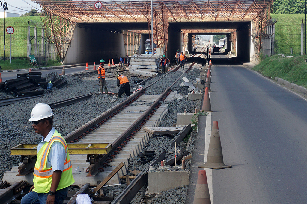 Pekerja PT Kereta Api Indonesia (KAI) menyelesaikan pembangunan rel kereta api bandara Soekarno-Hatta, di Tangerang, Banten.