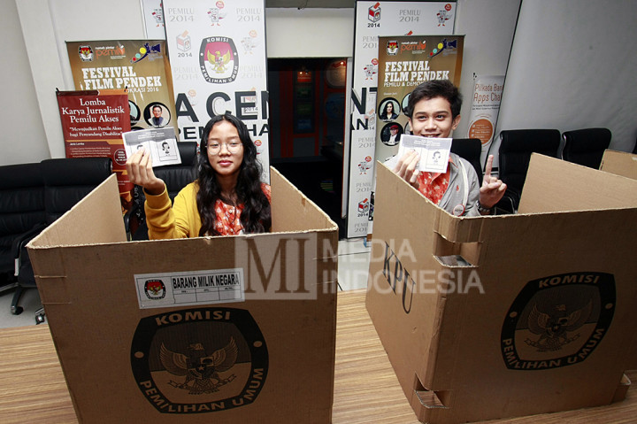 Pelajar SMP Cikal Cipayung melakukan simulasi Pemilu saat mengunjungi Gedung KPU RI, Jakarta.