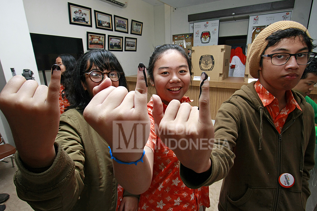 Pelajar SMP Cikal Cipayung melakukan simulasi Pemilu saat mengunjungi Gedung KPU RI, Jakarta.