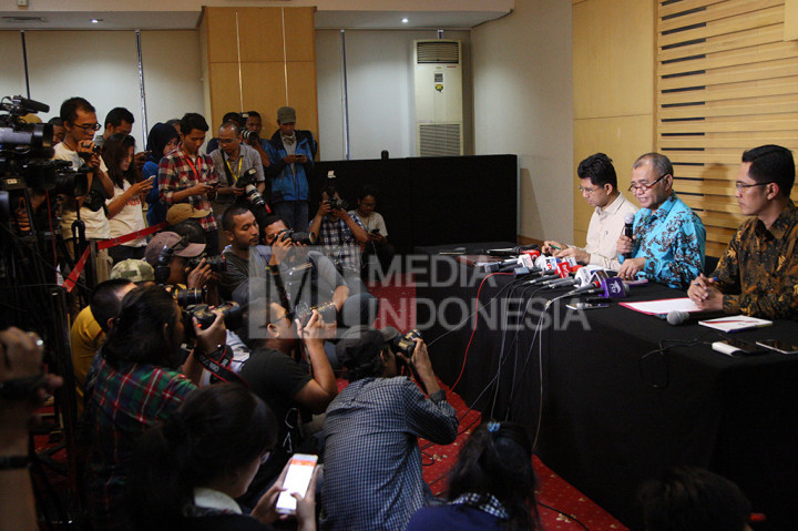 Ketua KPK Agus Rahardjo didampingi Wakil Ketua KPK Laode M. Syarief dan juru bicara KPK Febri Diansyah menyampaikan keterangan pers.