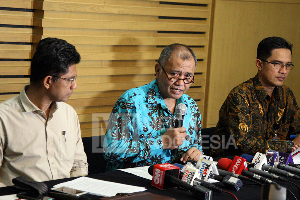 KPK menetapkan mantan Direktur Utama Garuda Indonesia Emirsyah Satar sebagai tersangka.