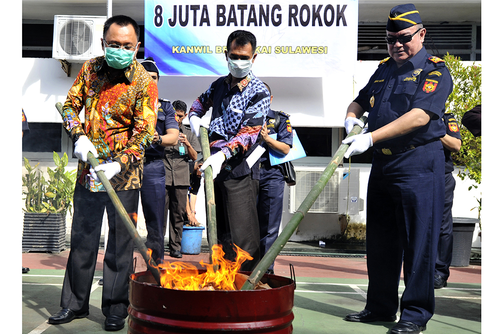 Wakil Ketua Komisi XI DPR Marwan Cik Hasan (kiri) bersama Kepala Kanwil Bea Cukai Sulawesi Azhar Rasyid (kanan) memusnahkan barang bukti hasil sitaan di Kantor Bea Cukai Sulawesi, Makassar, Sulawesi Selatan.