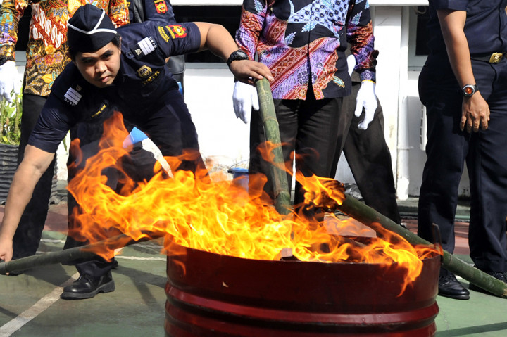 Petugas membakar barang bukti saat pemusnahan barang bukti hasil sitaan di Kantor Bea Cukai Sulawesi, Makassar, Sulawesi Selatan.