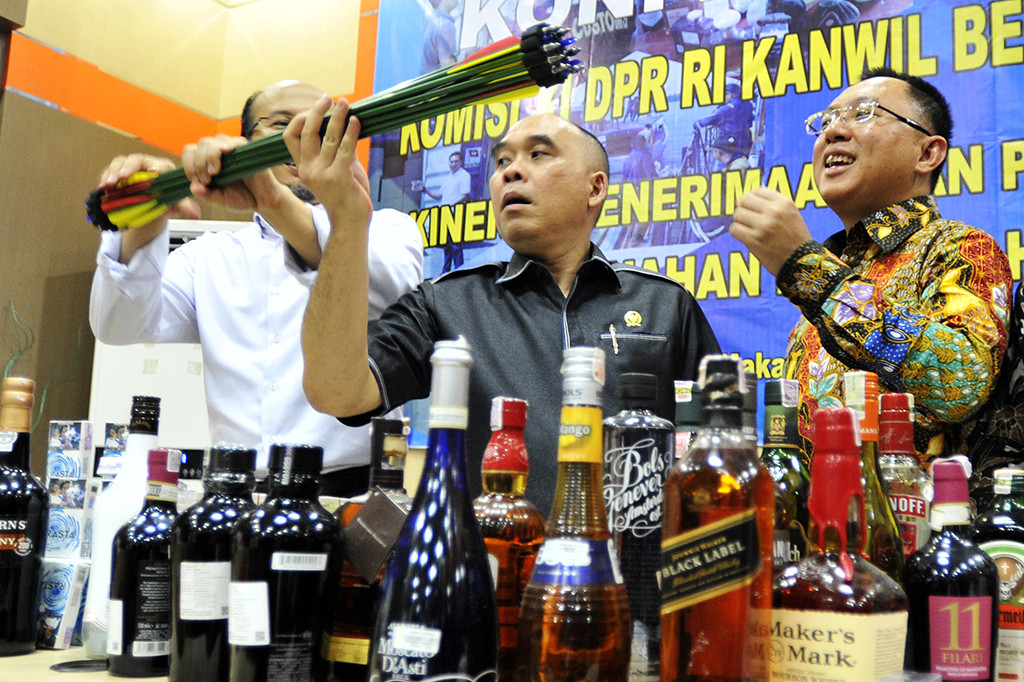 Wakil Ketua Komisi XI DPR Marwan Cik Hasan (kiri) bersama Kepala Kanwil Bea Cukai Sulawesi Azhar Rasyid (kanan) mengamati barang bukti hasil sitaan di Kantor Bea Cukai Sulawesi, Makassar, Sulawesi Selatan.