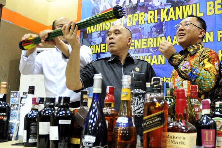 Wakil Ketua Komisi XI DPR Marwan Cik Hasan (kiri) bersama Kepala Kanwil Bea Cukai Sulawesi Azhar Rasyid (kanan) mengamati barang bukti hasil sitaan di Kantor Bea Cukai Sulawesi, Makassar, Sulawesi Selatan.