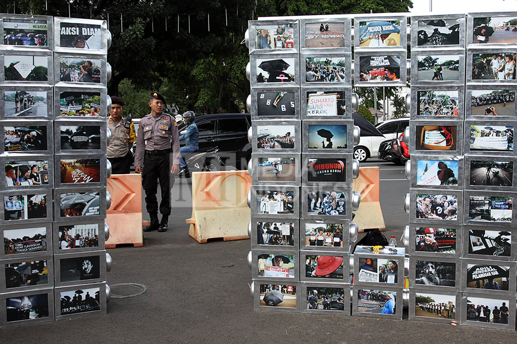 Aktivis Jaringan Solidaritas Korban Untuk Keadilan (JSKK) melakukan aksi Kamisan ke-477 dengan menggelar pameran foto di depan Istana Merdeka, Jakarta.